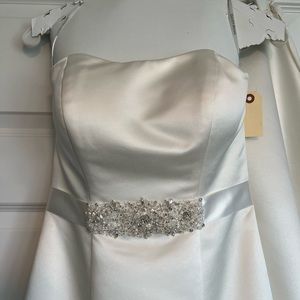 Beautiful, Pristine Condition, Trumpet Ivory dress with Beaded Details